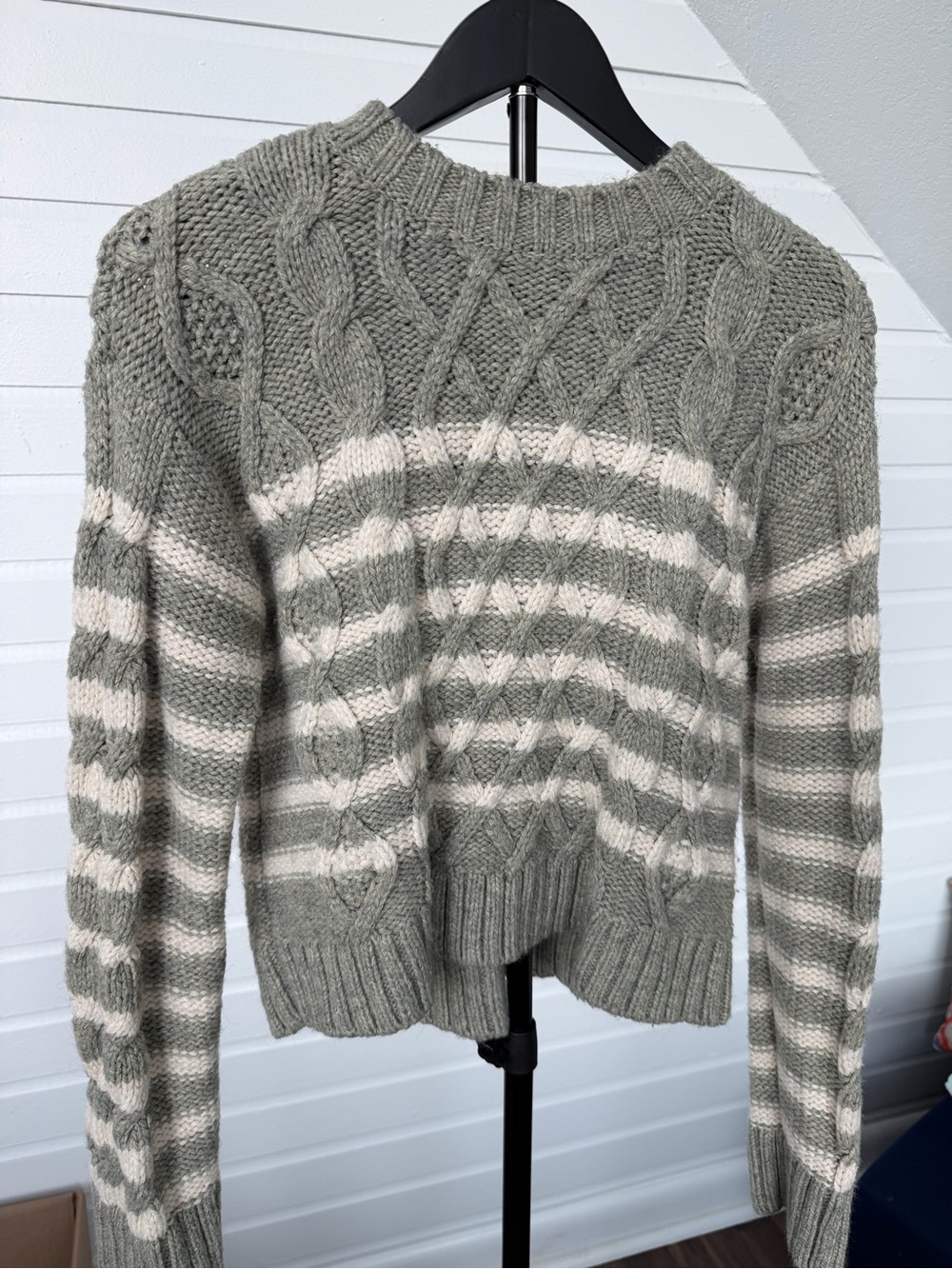 American Eagle Cable Knit Sweater Women Gray Cream Striped Chunky Y2K Cropped